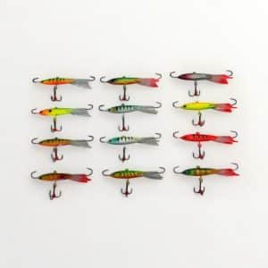 Lot de 12 leurres de pêche sur glace de couleurs variés.