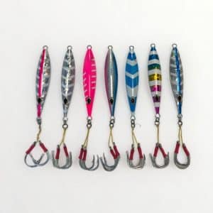 Vue de dessus des 7 jigs de pêche dans toutes les couleurs disponibles.